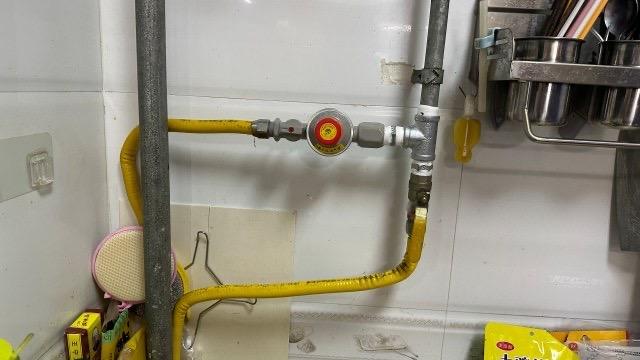 安全提醒:燃?xì)庾蚤]閥,為戶(hù)內(nèi)燃?xì)獍踩偌右话驯Ｗo(hù)鎖